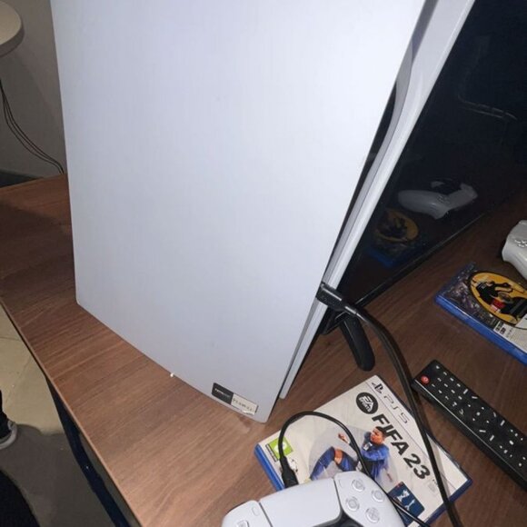 Playstation 5 - Picture 2 of 3